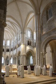 France, Yonne (89), parc naturel régional du Morvan, Vézelay, classé au Patrimoine Mondial de l'UNESCO, labellisé Les Plus Beaux Villages de France, point de départ de l'une des principales voies de pèlerinage de Saint-Jacques-de-Compostelle, la basilique Sainte-Marie-Madeleine, office religieux des frères et soeurs de la Fraternité de Jérusalem