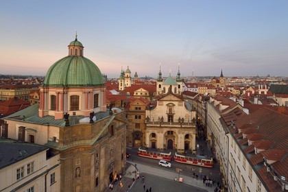 République Tchèque, Prague, centre historique classé Patrimoine Mondial de l'UNESCO, la vieille ville (Stare Mesto), église Saint-François d'Assise à gauche et église Baroque Saint-Sauveur dans le Clementinum