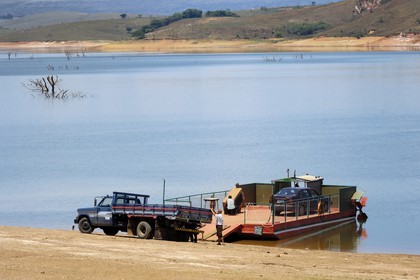 Brésil, Etat du Minas Gerais, région de Carrancas au sud de Sao Joao del Rei, bac de traversé du  Rio Grande  (Route de l'or, Estrada Real)