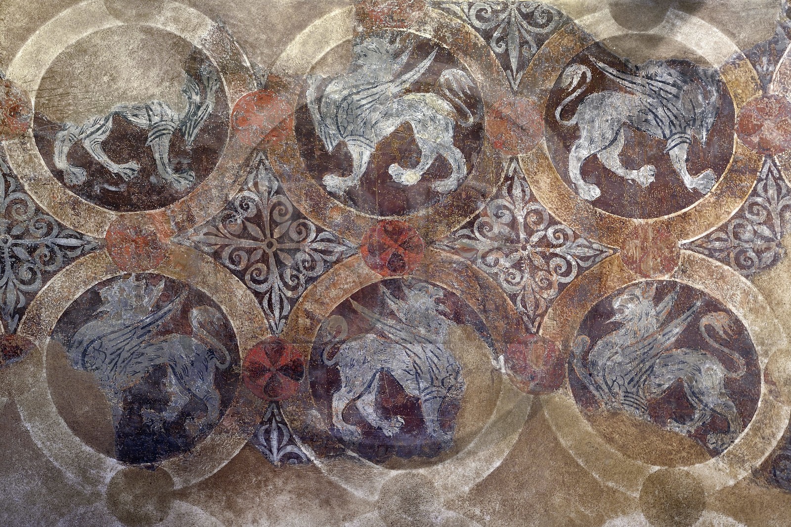 France, Haute-Loire (43), Le Puy-en-Velay, étape des chemins de Compostelle, l'ensemble cathédrale Notre-Dame-de-l'Annonciation classée Patrimoine Mondial de l'UNESCO, logis  des  clergeons, appartement du doyen, la salle des Griffons du XIIe siècle, reproduction picturale de motifs à griffons des tissus byzantins les plus chers de l'époque