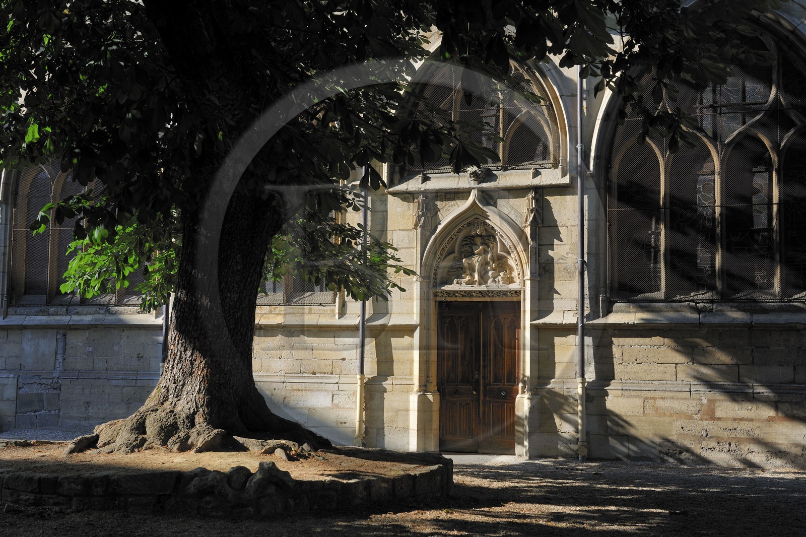 France, Paris (75), Eglise Saint-Séverin , jardin qui remplace l'ancien charnier qui était devant l'église