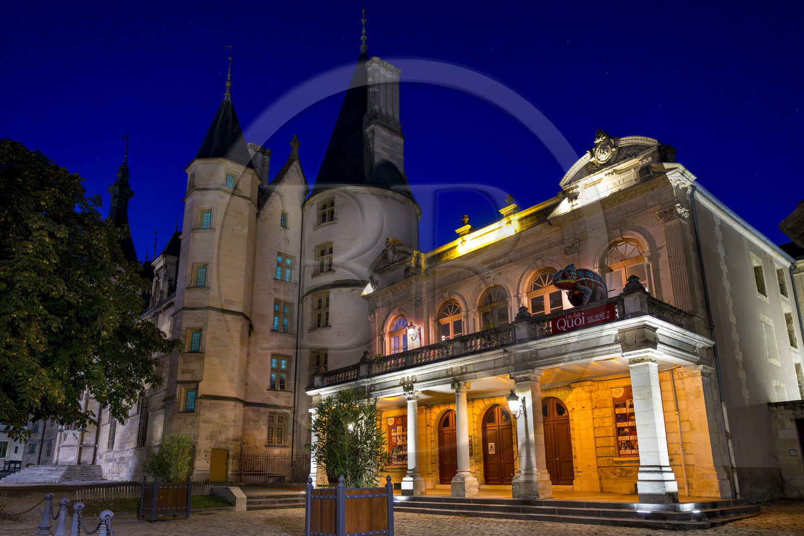 France, Nièvre (58), Nevers, le palais ducal, château des XVe et XVIe siècles, ancienne résidence des comtes et ducs de Nevers, et le théatre municipal