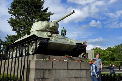 Germany, Berlin, Tiergaten district, Soviet memorial dedicated to the 81,116 soldiers of the Red Army that died during the Battle of Berlin in April-May 1945, annual celebration of the Nazi capitulation May 9, 1945 for Russians