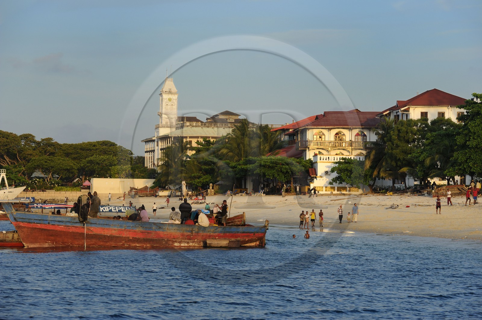 Tanzanie, archipel de Zanzibar, île de Unguja (Zanzibar), ville de Zanzibar, quartier Stone Town, classé Patrimoine Mondial de l' UNESCO, au fond derrière la plage le Beit El-Ajaib ou Maison des Merveilles abrite le Zanzibar National Museum of History &Culture
