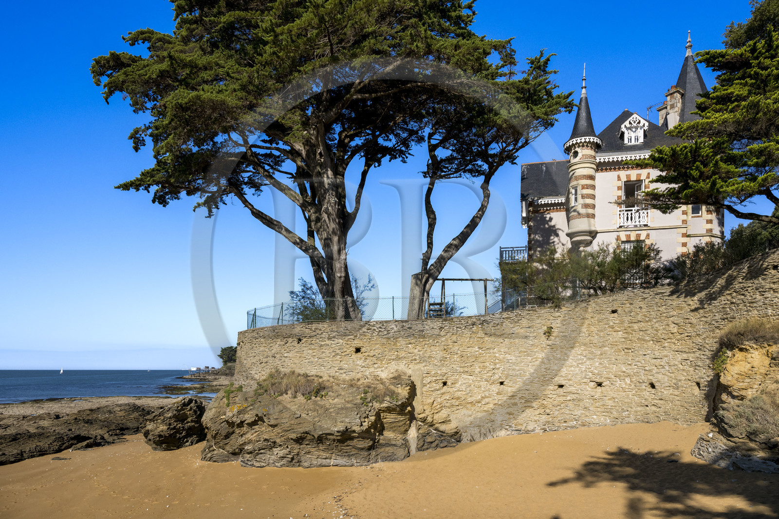 France, Loire-Atlantique (44), Pornic, villa du XIXème siècle dominant une crique sur le boulevard de l'Océan et des  cabanes de pêche traditionnelle au carrelet en arrière plan