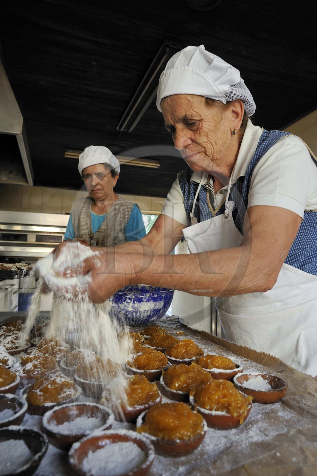 Portugal, région du Minho, Guimaraes, patisserie Casa Costinhas, Vira Costinhas perpétue la tradition avec ses duces régionales (pâtisseries conventuelles) dont la recette secrète reste bien gardée