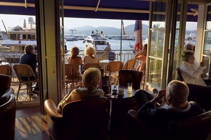 France, Var, Saint-Tropez, quai de Suffren, terrace of the Hotel Sube bar overlooking the harbor