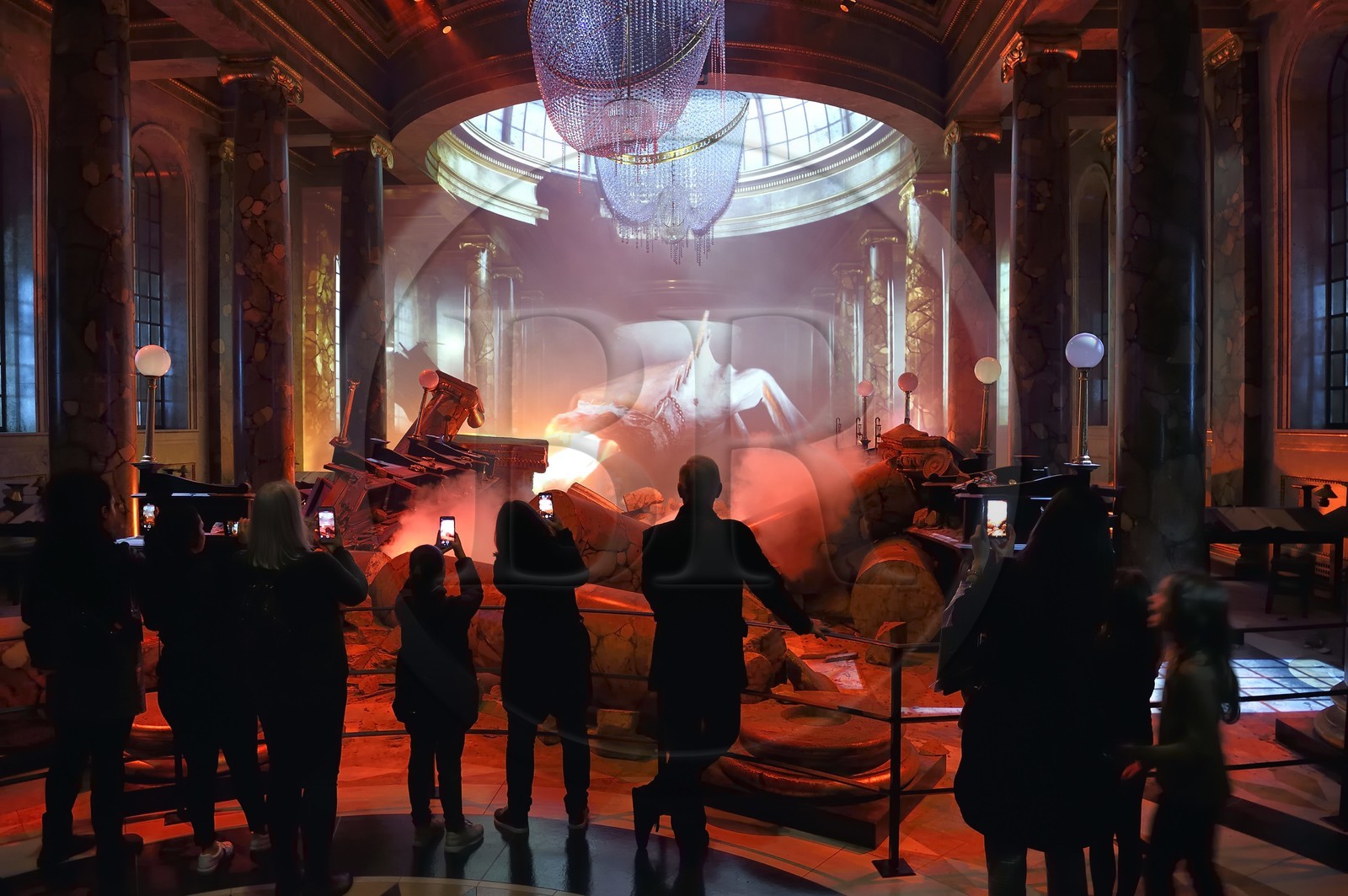 Royaume-Uni, Hertfordshire, Leavesden, Leavesden Film Studios, Harry Potter Studio Tour London, les coulisses du tournage des 8 films de Harry Potter, le dragon Pansedefer ukrainien cracheur de feu dans les ruines de Gringotts, la banque des sorciers