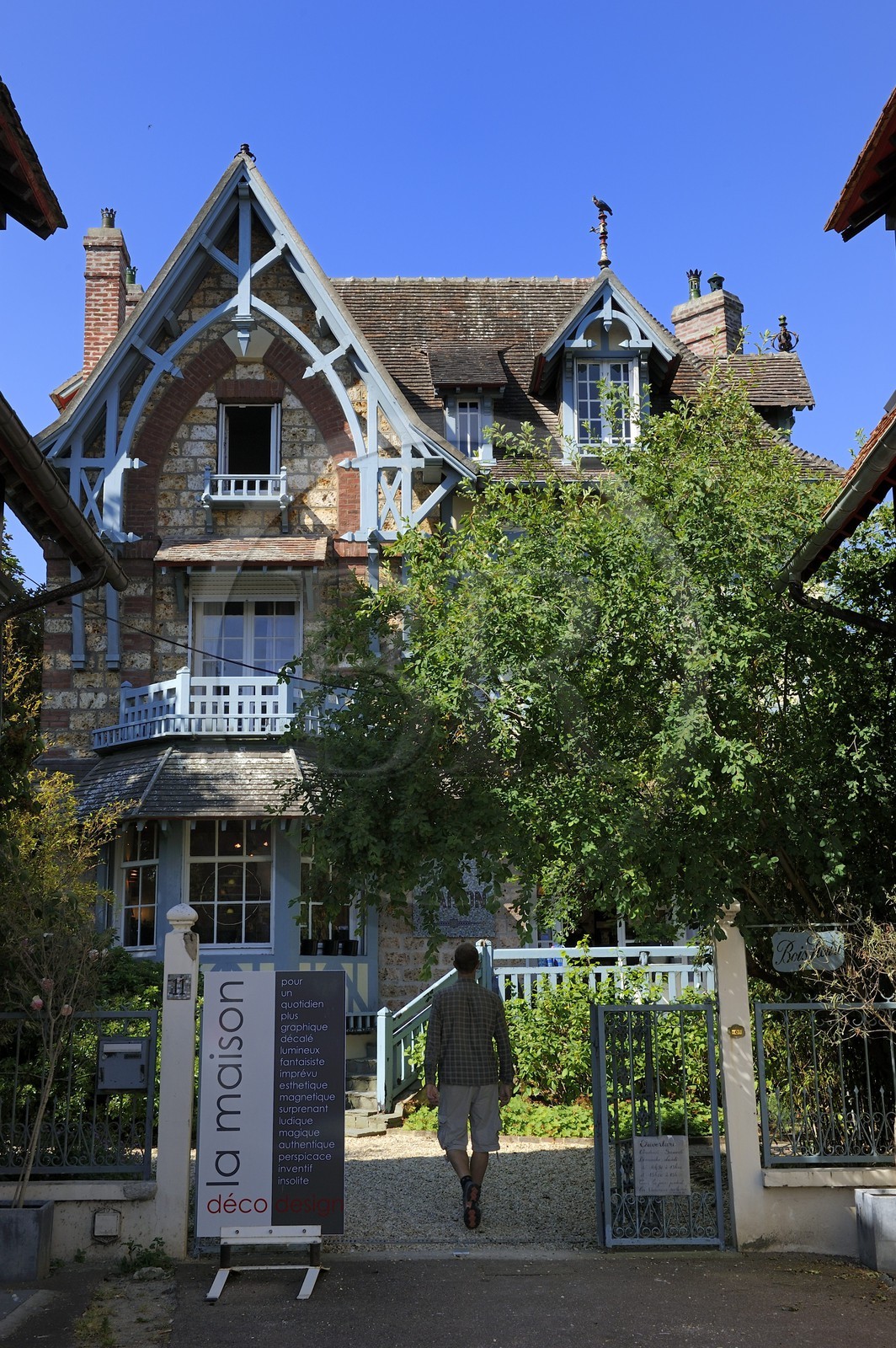 France, Calvados (14), Pays d'Auge, Deauville, maison à pans de bois d'un magasin rue du Casino
