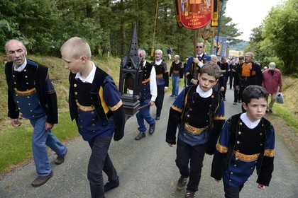 France, Finistère (29), Locronan, procession de la petite Troménie, les enfants ont en charge le transport de la cloche de Saint Ronan