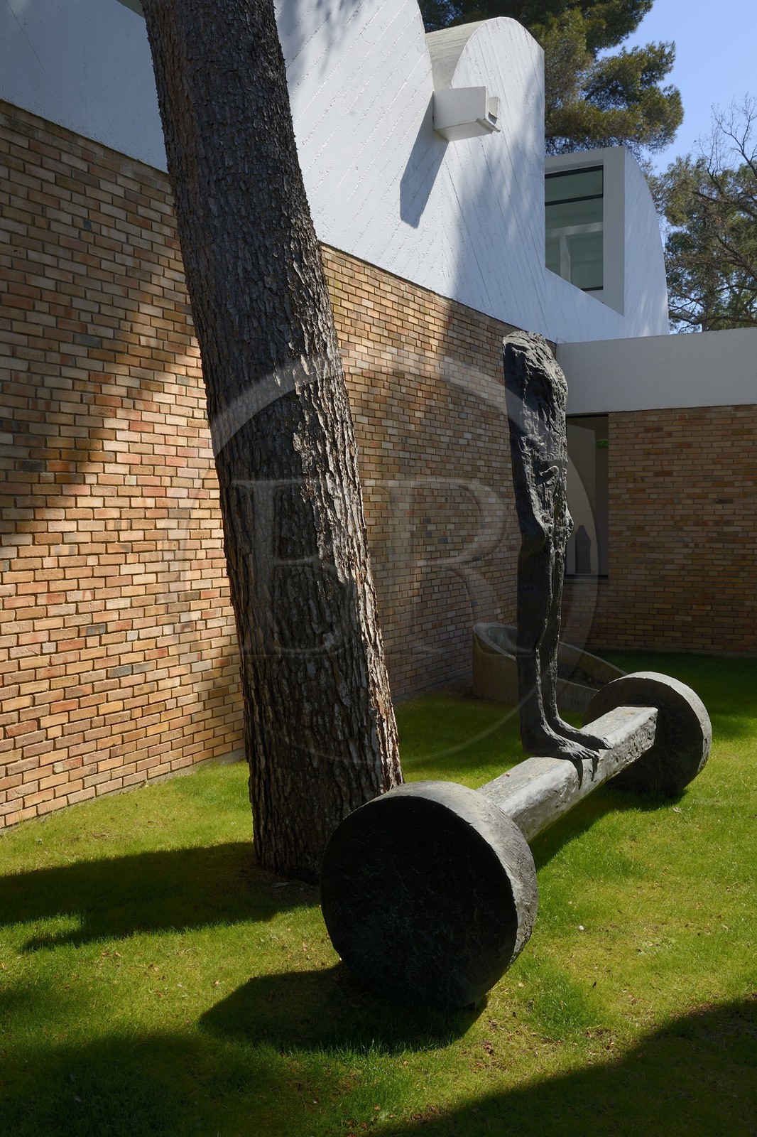 France, Alpes-Maritimes (06), Saint Paul de Vence, Fondation Maeght de l’architecte catalan Josep Lluis Sert, musée d'art contemporain, sculpture Figure on Trunk de Magdalena ABAKANOWICZ