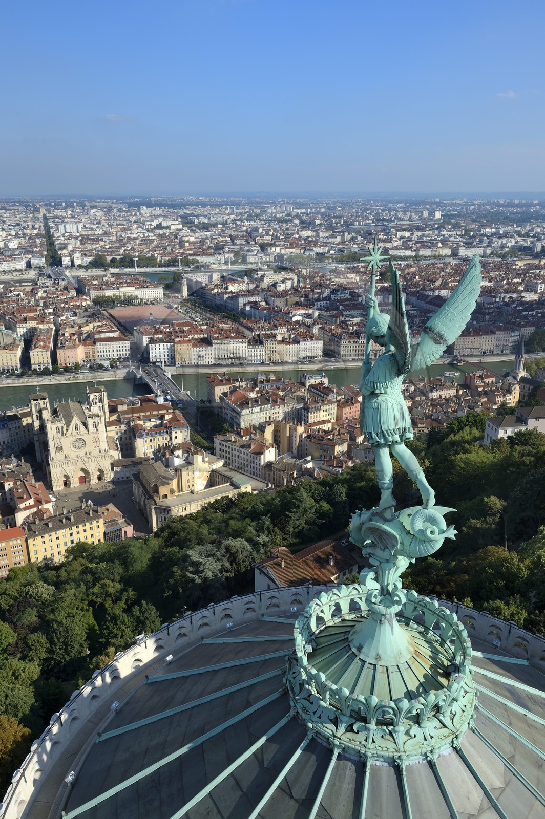 France, Rhône (69), Lyon, site historique classé Patrimoine Mondial de l'UNESCO, Vieux Lyon, la statue de Saint Michel Archange terrassant le dragon sculptée par Millefaut sur l'abside de la Basilique Notre Dame de Fourvière en premier plan, la cathédrale (primatiale) Saint Jean et le quartier de la Presqu'Ile en arrière plan