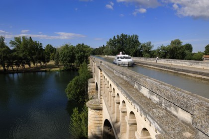 France, Hérault (34), Béziers, le Pont Canal du Canal du Midi, classé Patrimoine Mondial de l'UNESCO, passant sur la rivière Orb