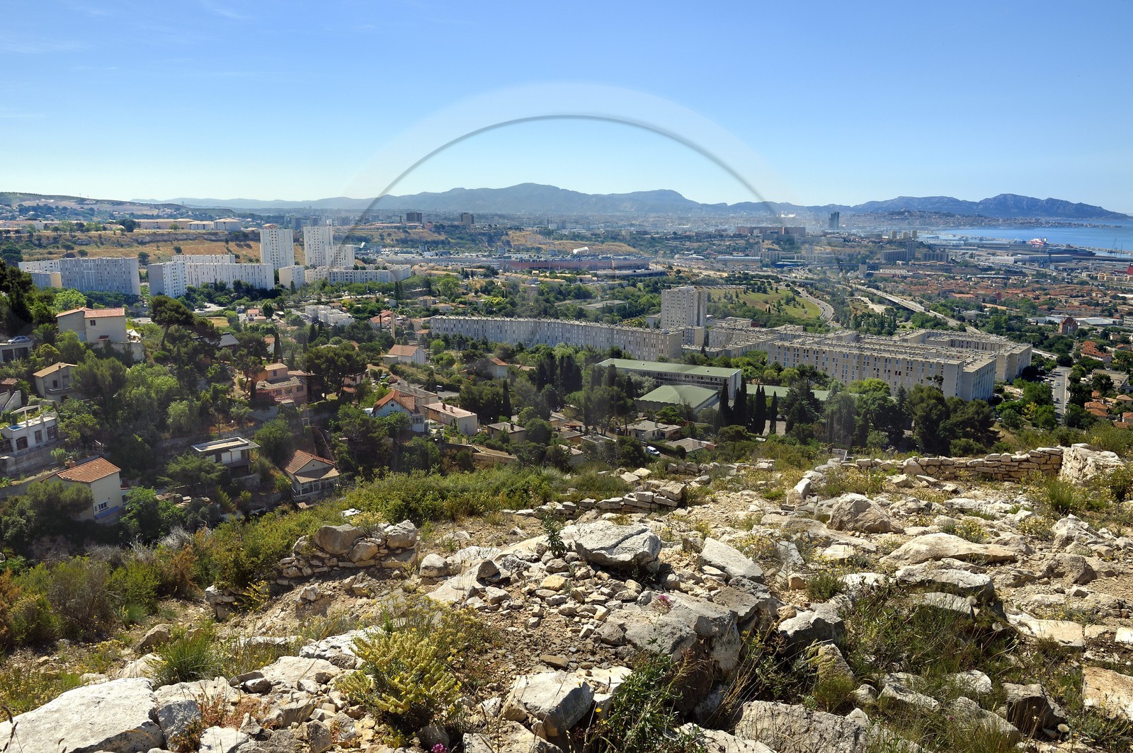 France, Bouches-du-Rhône (13), Marseille, les quartiers Nord, site archéologique celto-ligure de l'oppidum de Verduron fondé à la fin du IIIe siècle av. J.-C au premier plan, la Cité de la Bricarde, le centre commercial Grand Littoral et la Cité Castellane en arrière plan