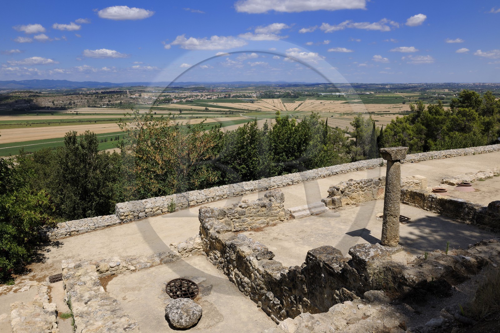 France, Hérault (34), Nissan-lez-Ensérune, l' oppidum d'Ensérune est un site archéologique comprenant les vestiges d'un village antique entre le VIe siècle av. J.-C. et le Ier siècle après J.-C., en arrière plan l'étang de Montady
