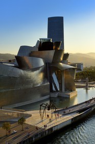 Spain, Basque Country Region, Vizcaya Province, Bilbao, the Guggenheim Museum designed by Frank Gehry and the spider shaped sculpture by Louise Bourgeois entitled Maman (Mum)