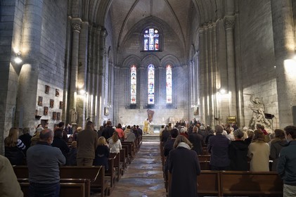 France, Dordogne (24), Brantôme, l'abbaye bénédictine Saint-Pierre de Brantôme, messe dominicale dans l'ancienne église abbatiale