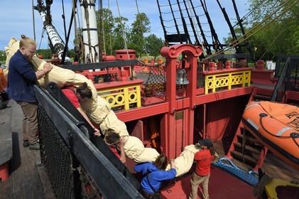 France, Charente-Maritime (17), Rochefort, Centre International de la mer dans l'ancien Arsenal maritime de Rochefort, la frégate Hermione réplique du trois-mats où le marquis de Lafayette embarqua pour l’Amérique en 1780, embarquement des voiles