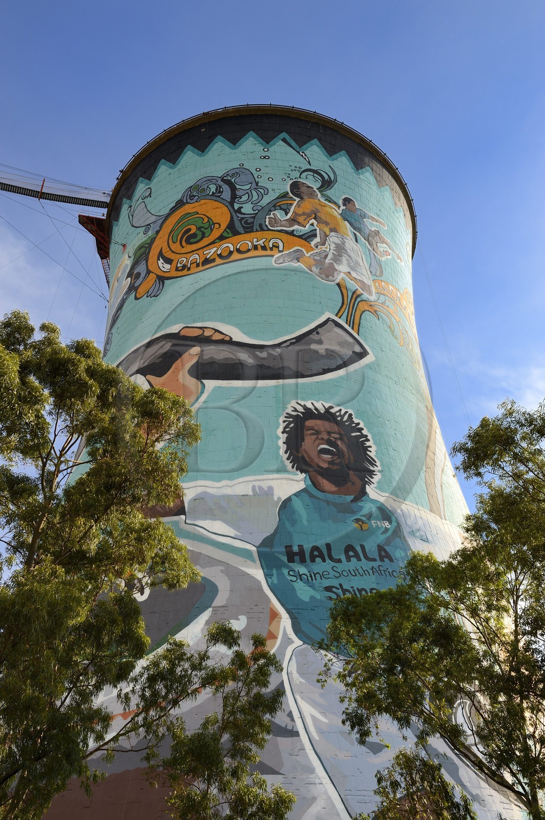 Afrique du Sud, province de Gauteng, Johannesburg, Orlando Towers qui dominent le quartier d'Orlando du township de Soweto, une des deux tours de refroidissement de la centrale d'Orlando