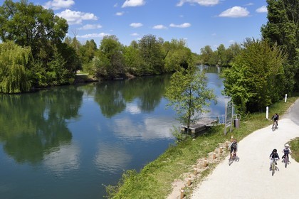France, Charente (16), Bassac, La Charente bordée par le chemin de halage devenu aujourd'hui la véloroute la Flow Vélo