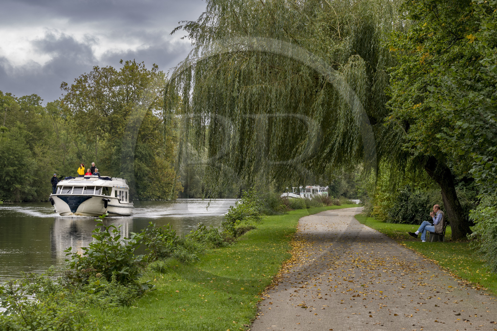 France, Yonne, Auxerre, Arbre Sec park on the banks of the Yonne