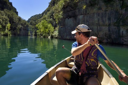 Var (83) rive gauche et Alpes-de-Haute-Provence (04) rive droite, Parc Naturel Régional du Verdon, Basses Gorges du Verdon en aval du lac de Sainte Croix, découverte en canoe des gorges de Baudinard