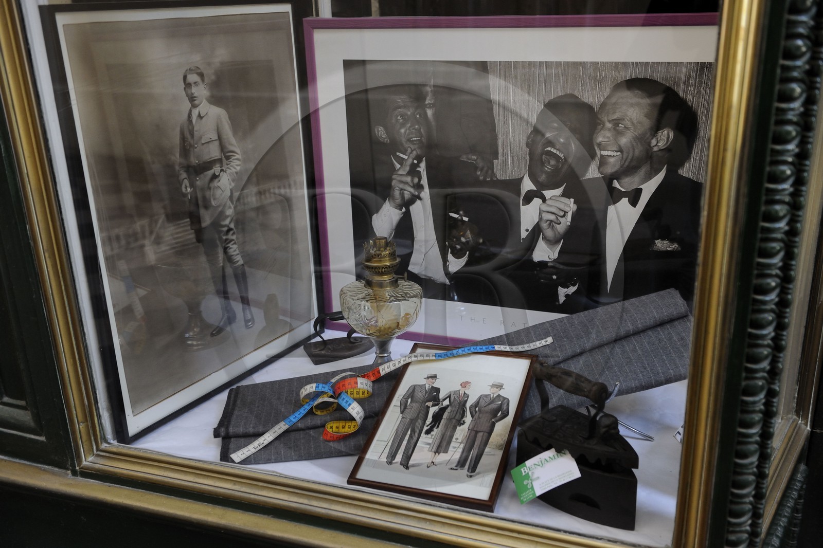 France, Paris (75), quartier de la Madeleine, Galerie de la Madeleine, vitrine de la boutique du tailleur Benjamin