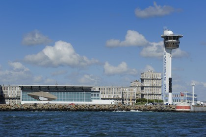 France, Seine-Maritime (76), Le Havre, Centre-ville reconstruit du Havre par Auguste Perret classé Patrimoine Mondial de l'UNESCO, le musée d'Art Moderne André Malraux en bord de mer est entouré d'immeubles Perret