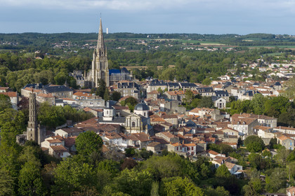 France, Vendée (85), Fontenay-le-Comte, la ville dominée par la flèche de l'église Notre-Dame du XVe siècle (vue aérienne)