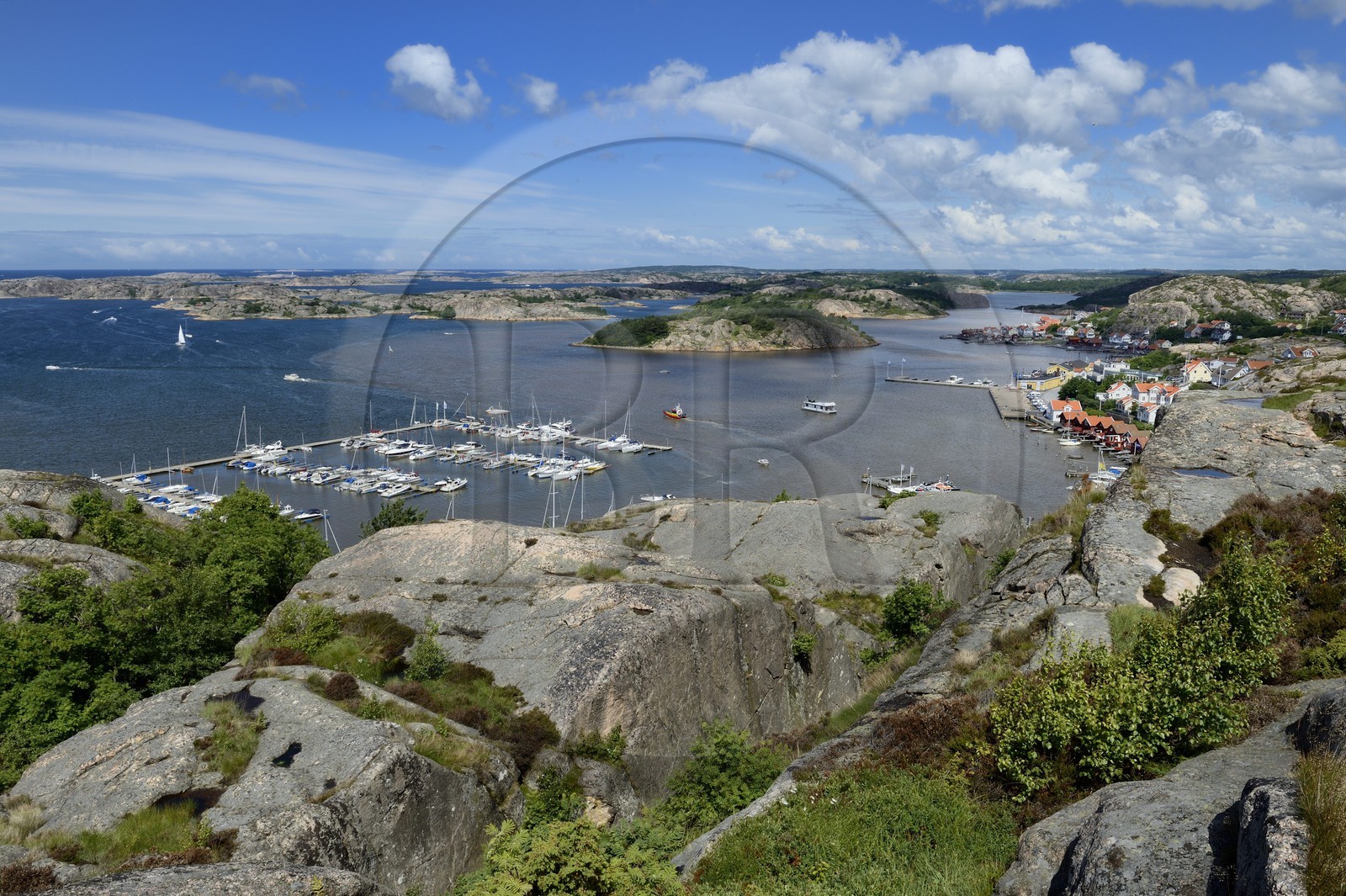 Suède, Västra Götaland, port de Fjällbacka, panorama depuis le sommet du rocher de Vetterberget sur les pas de Camilla Läckberg