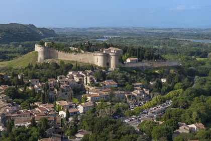 France (30), Gard, Villeneuve-lès-Avignon, l'ancienne abbaye bénédictine dans le Fort Saint André (vue aérienne)