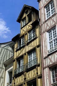 France, Seine-Maritime (76), Rouen, la rue médiévale Martainville qui longe l'église Saint-Maclou