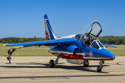 France, Bouches-du-Rhône (13), Salon-de-Provence, base aerienne 701, base de la Patrouille de France (PAF pour Patrouille acrobatique de France) de l'Armée de l'air et de l'espace française, derniers préparatifs pour le pilote et son mécanicien avant le vol à bord de l'avion Alphajet