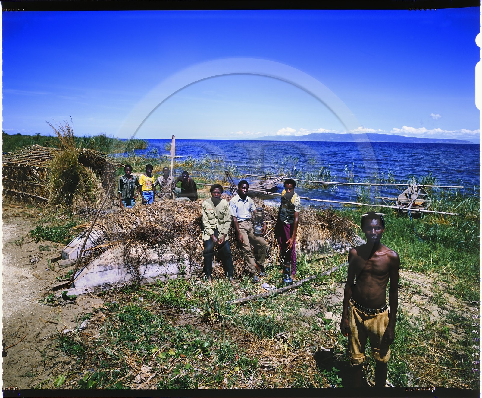 Burundi, province de Rumonge, groupe de pêcheurs au bord du lac Tanganyika, les pêcheurs sont exclusivement Hutu et descendent des collines pour s'installer dans des huttes provisoires pour au moins 6 mois, la pêche se pratique généralement la nuit au lamparo et c'est principalement des ndagalas (poisson à friture) des mukekes et des capitaines (reproduction plan-film inversible 4x5)