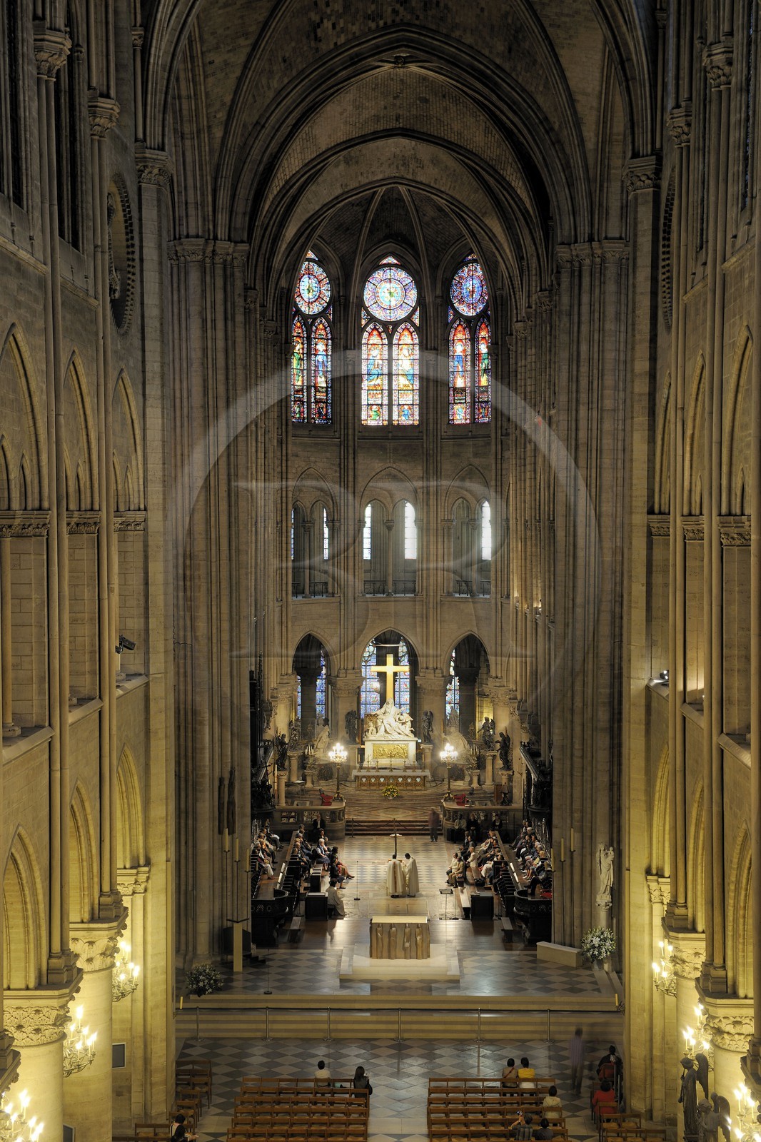 France, Paris (75), Ile de la Cité, cathédrale Notre-Dame de Paris, célébration d'une messe dans le choeur, on apperçoit la Vierge à l'Enfant sur la colonne droite au niveau du transept