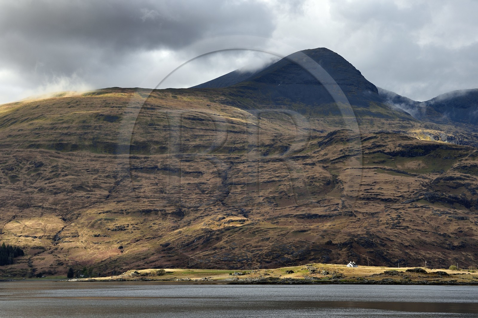 United Kingdom, Scotland, Highland, Inner Hebrides, Isle of Mull, traditional house on the edge of Loch Scridain