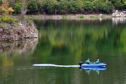 France, Cantal (15), Gorges de la Truyère, pêcheurs à la ligne sur le lac de retenue du barrage de Grandval