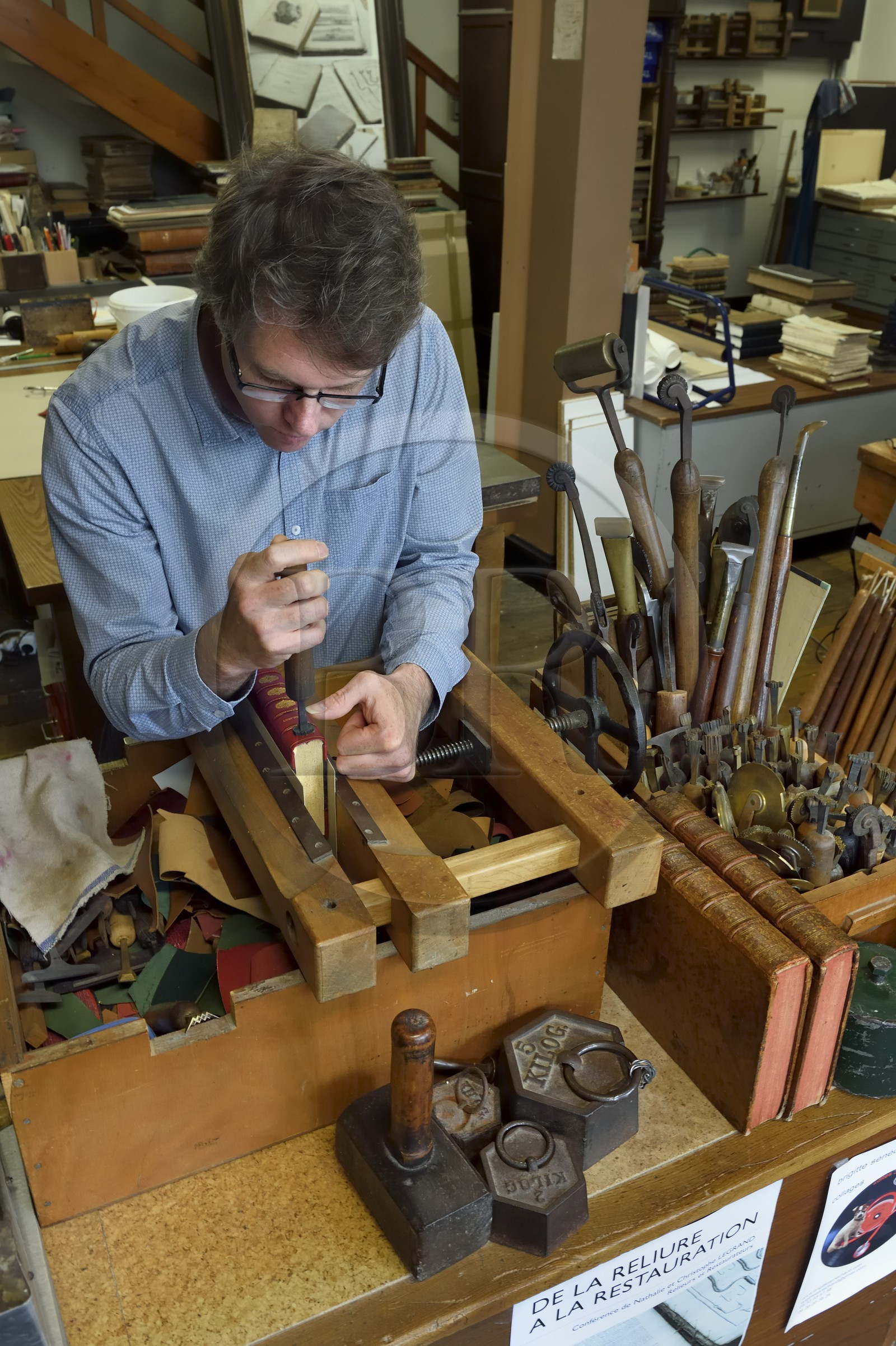 France, Dordogne (24), Périgord Blanc, Périgueux, Christophe Legrand dans son atelier de reliure d'Art, dorure et cartonnage