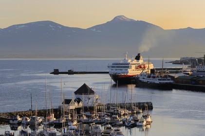 Norvège, Troms, le port de Tromso, l'express cotier Hurtigruten dans le fjord Tromsesundet