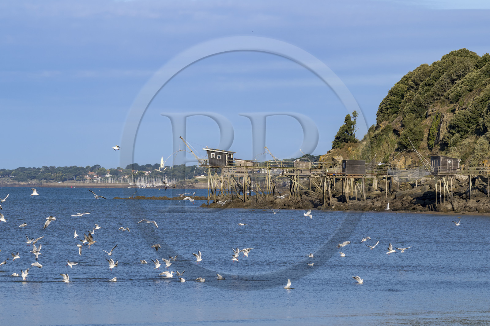 France, Loire-Atlantique (44), Baie de Bourgneuf, Pornic, cabanes de pêche traditionnelle au carrelet en bordure de la plage de Crêve-coeur à La Bernerie-en-Retz