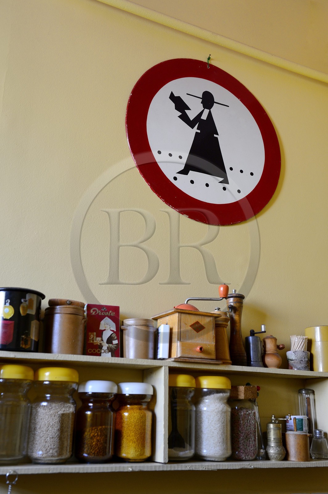 Paris (75), Cité Véron au 94 Bd de Clichy, appartement de Boris Vian, panneau de passage de curé dans la cuisine