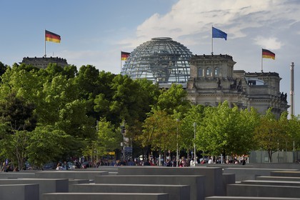 Germany, Berlin, Berlin-Mitte District, Holocaust Mahnmal, Memorial to the Murdered Jews of Europe by the architect Peter Eisenmann and the Reichstag in the background