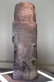 France, Allier (03), Vichy, Thermes des Dômes ou ancien Grand Établissement thermal, borne milliaire gallo-romaine érigée vers 248-249 qui marquait la distance avec Clermont-Ferrand (Civitas Arvernorum) sur la route entre Autun et la capitale auvergnate