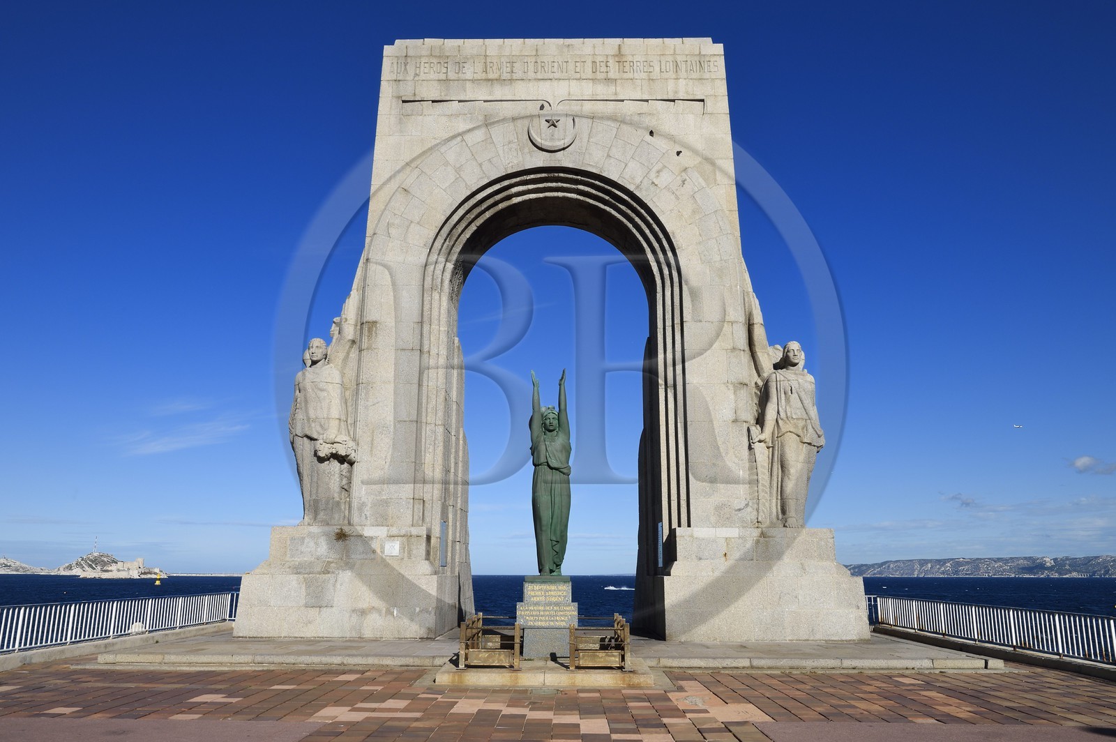 France, Bouches-du-Rhône (13), Marseille, quartier d'Endoume, le Vallon des Auffes, monument aux morts de l'armée d'Orient et des terres lointaines en bordure de la Corniche JF Kennedy