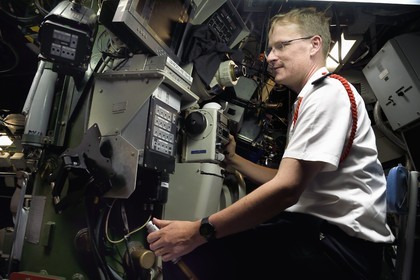 France, Var (83), Toulon, la base navale (Arsenal), le capitaine de frégate Nicolas Faure au périscope dans le Poste central navigation opération (PCNO), commandant du sous-marin nucléaire d’attaque (SNA) Casabianca (de type Rubis)