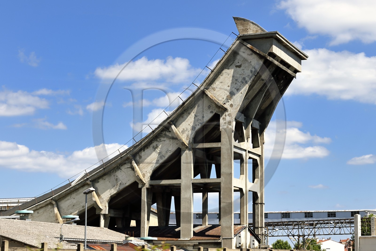 France, Puy-de-Dôme (63), Clermont-Ferrand, Pistes d'essai de l'usine Michelin de Cataroux, un des trois toboggans longs de 450 m et dont les extrémités recourbées culminent entre 20 m et 30 m de haut