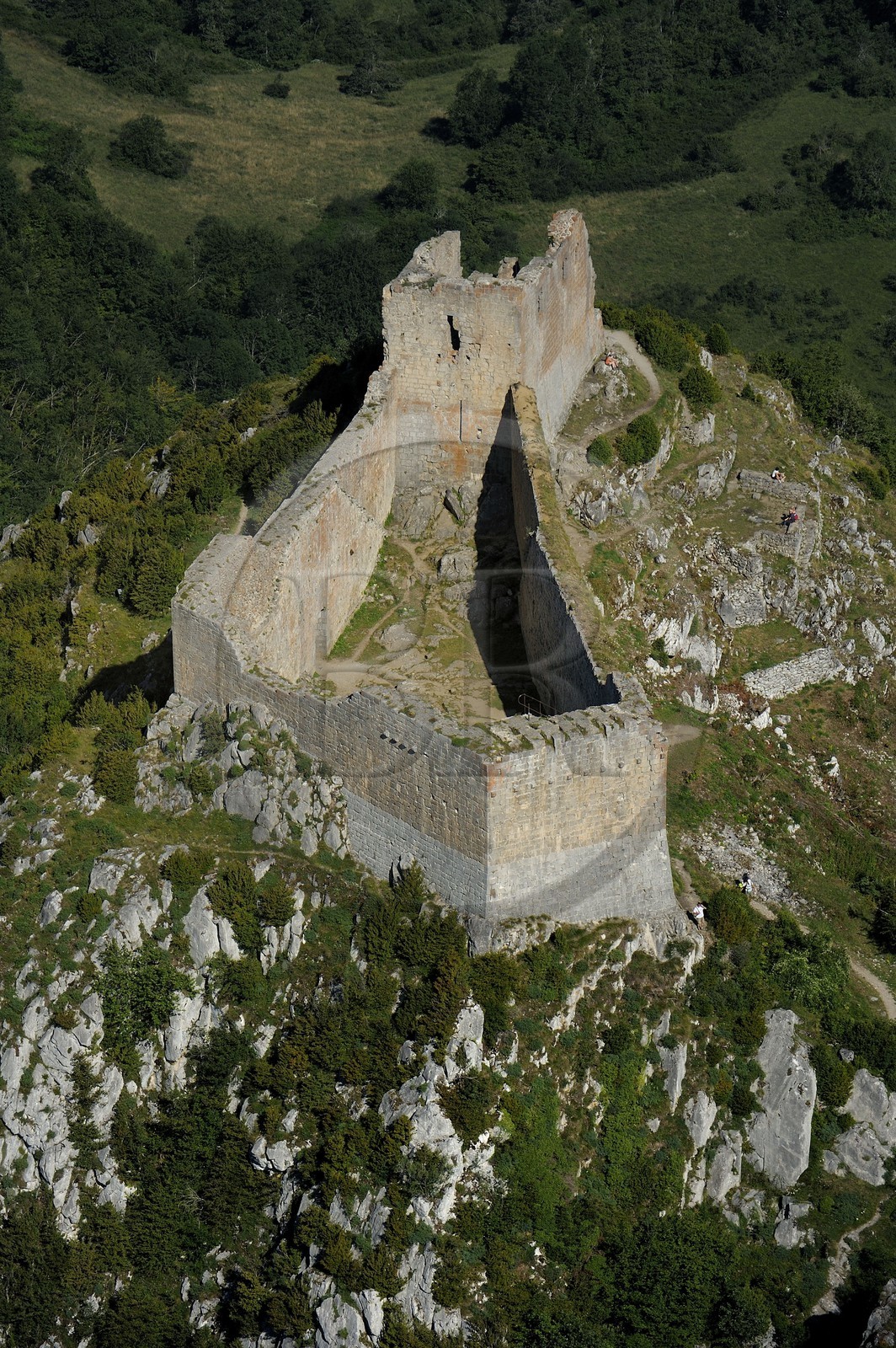 France, Ariège (09), Pays d' Olmes, château cathare de Montségur perché sur un pog et les Pyrénées (vue aérienne)