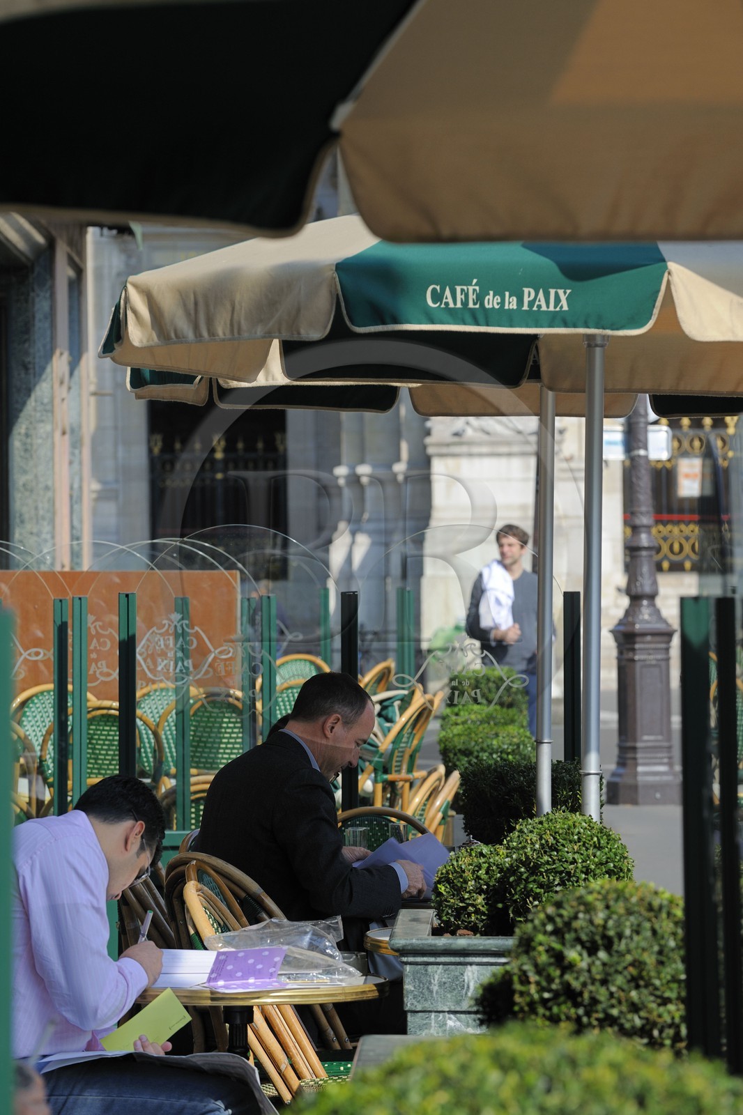 France, Paris (75), terrasse du Café de la Paix place de l'Opéra