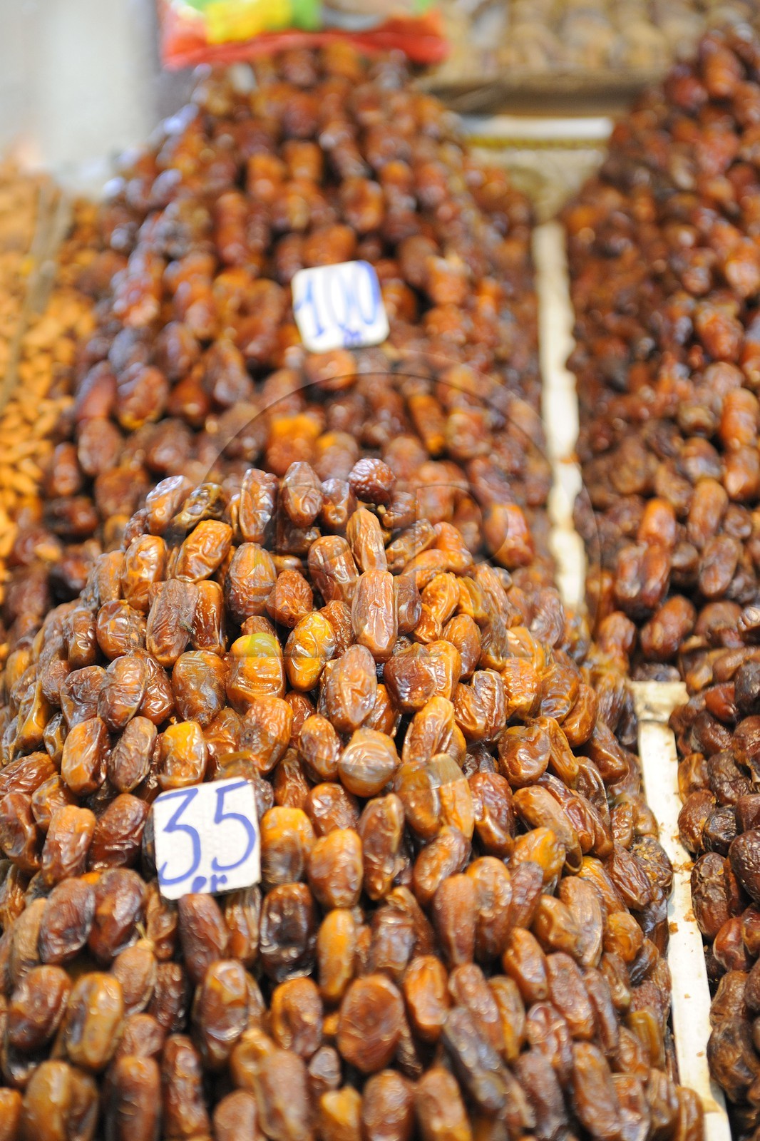 Maroc, Meknès, ville impériale, médina classée Patrimoine Mondial de l' UNESCO, marché couvert de el Hédime, étals de fruits secs