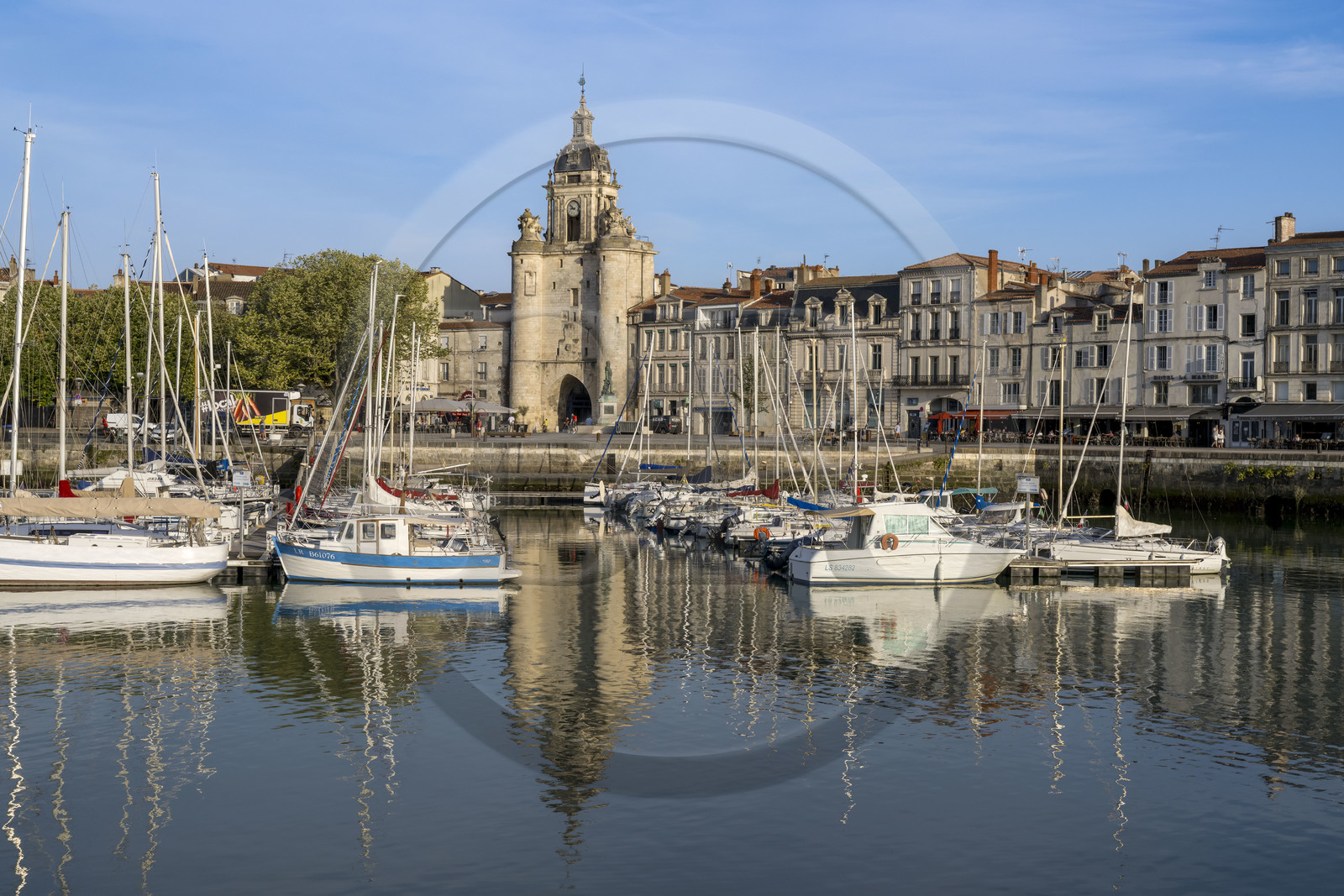 France, Charente-Maritime (17), La Rochelle, le Vieux Port avec la porte de la Grosse Horloge